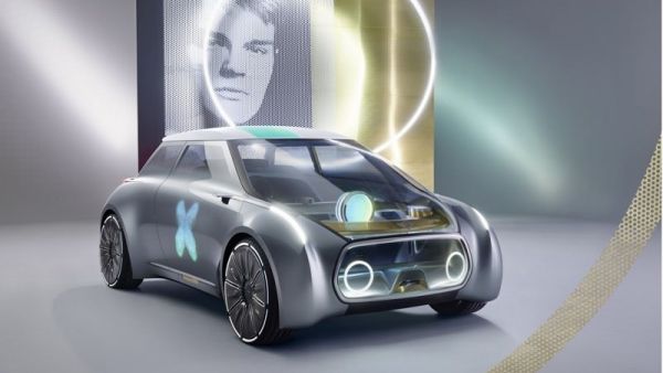 وصولاً إلى داخلية سيارة ميني Vision Next 100 نلاحظ وجود مقود قابل لتغير موضوعة عند ركوب السائق لتمكنه من القيادة في حالة رغبته بإيقاف أنظمة القيادة الذاتية
