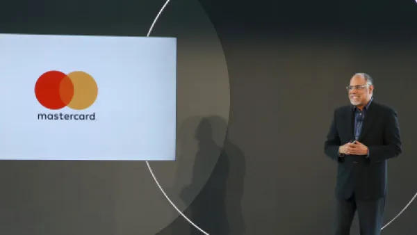 بدلاً من الدوائر المتشابكة من المنتصف في الشعار القديم، أصبحت الدائرتان متداخلتين بشكلٍ متمازج مثل الرسم التخطيطي، كما جرى إزالة الكتابة البيضاء لكلمة ماستر كارد وكتابتها بحروف صغيرة أسفل الدوائر