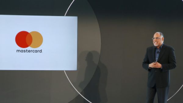 بدلاً من الدوائر المتشابكة من المنتصف في الشعار القديم، أصبحت الدائرتان متداخلتين بشكلٍ متمازج مثل الرسم التخطيطي، كما جرى إزالة الكتابة البيضاء لكلمة ماستر كارد وكتابتها بحروف صغيرة أسفل الدوائر