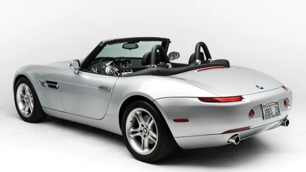 السيارة وهي من نوع بي إم دبليو Z8 المستوحاة من BMW 507 التي كانت منتشرة في خمسينيات القرن الماضي قد امتلكها جوبز عام 2000