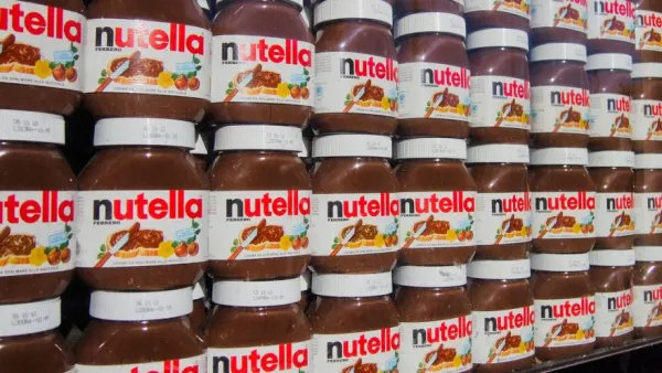 دعت الشركة الجميع لاقتراح اسم للإصدار المعروف حاليًا باسم Android N مع الإشارة إلى أنها اعتادت إطلاق أسماء حلوى تبدأ بأحرف حسب الترتيب الأبجدي للغة الإنجليزية