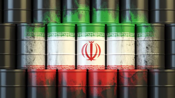 إيران تبيع نفطها بأقل سعر في 14 عاما