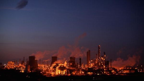 قال المدير التنفيذي للبنك الدولي الدكتور ميرزا الحسن الوقت غير مناسب لتنفيذ قرار رفع الدعم عن المشتقات النفطية وليس من العدالة أن ترفع الدعم ولديك فقراء سيتضررون"