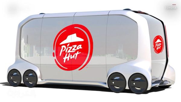 تعاونت سلسلة مطاعم “بيتزا هت” مع شركة “تويوتا” للحصول على شاحنة “e-Palette Vehicle Concept”، التي تتميز باستخداماتها المتعددة وبتكنولوجيا القيادة الذاتية، النموذج أيضاً أثار اهتمام “أوبر” و”أمازون”