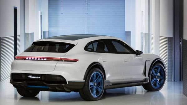 بورش تهدد تيسلا وتكشف عن Mission E Cross Turismo الكهربائية الاختبارية