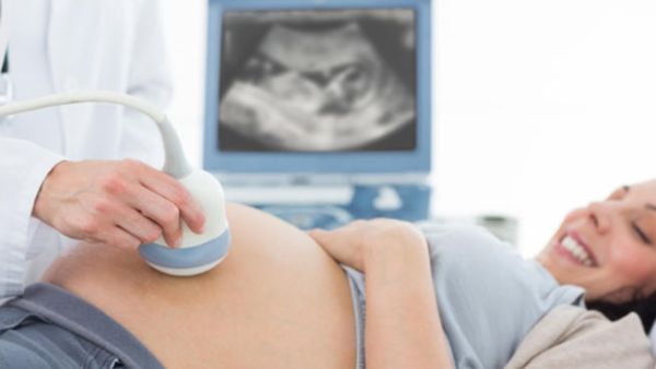 حركات يد الأم على بطنها أثناء حملها تساعد في تهدئة الطفل