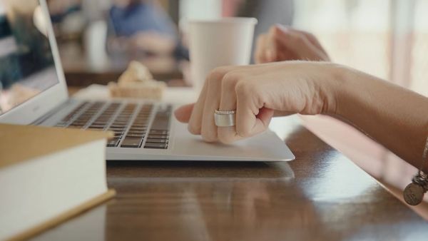 يدعم الخاتم الذكي، الذي أطلقت عليه الشركة اسم Token Ring، تقنية اتصال المدى القريب NFC، وتقنية البلوتوث، فضلًا عن كونه يضم حساسًا لبصمات الأصابع