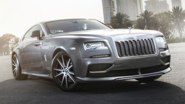 وصلت التعديلات إلى محرك رولز رويس رايث V12 سعة 6.6 لتر مع شاحن توربيني مزدوج ليولد قوة 690 حصان (700 حصان أوروبي PS) بدلاً من 624 حصان المتوفرة في الطراز الأساسي، مما يجعل هذه السيارة من أقوى سيارات رايث