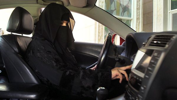 سعوديات بقمة الفرح بعد الحصول على رخصة القيادة 