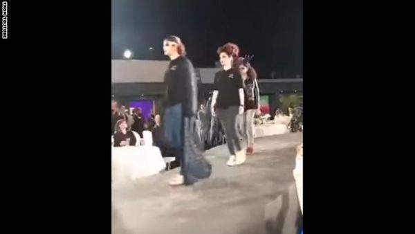 عرض أزياء نسائي في السعودية يثير ضجة