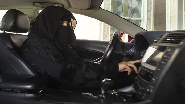 أهدى سعودي زوجته سيارة من نوع “هامر” 