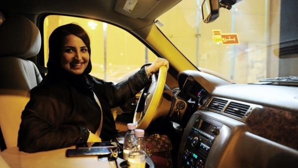 بإمكان السعوديات أخيراً الجلوس وراء مقود السيارة.