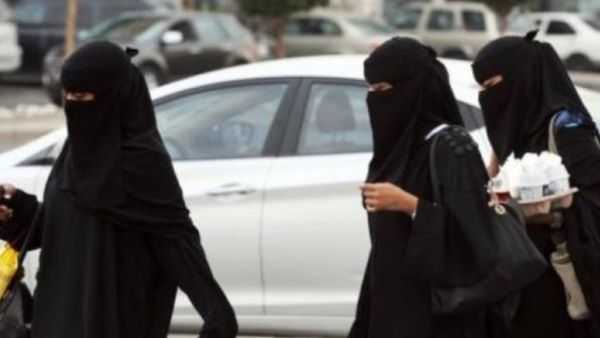 اعتمدت السعودية على تطبيق أحكام نظام المرور ولائحته التنفيذية — بما فيها إصدار رخص القيادة — على الذكور والإناث على حد سواء.
