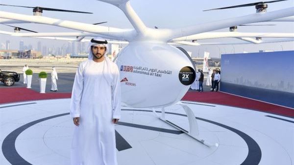 حمدان بن محمد بن راشد يشهد انطلاق أول رحلة تجريبية للتاكسي الجوي ذاتي القيادة.