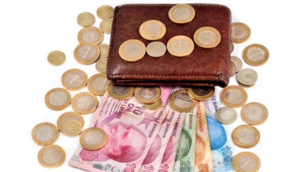 بلغ سعر الليرة التركية 2.0947 ليرة للدولار، بعدما تجاوز 2.18 للدولار الواحد الأسبوع الماضي، و2.9851 ليرة مقابل اليورو، مقتربة بذلك من العتبة الرمزية الممثلة بثلاث ليرات مقابل اليورو