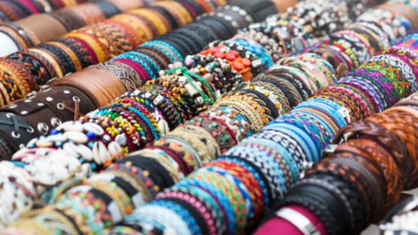 تنوعت المعروضات النسائية، في المعرض الذي يستمر على مدار سبعة أيام في مركز الرياض الدولي للمعارض. في مجال المأكولات والأزياء والإكسسوارات والعطور والأعمال اليدوية والحرفية والديكور والتصوير وتنظيم الحفلات