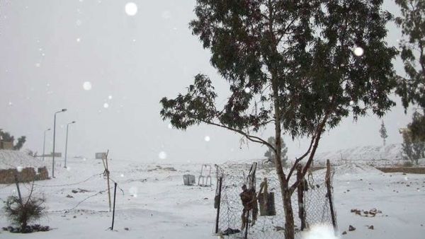 ألقت العاصفة الثلجية «زينة» بوشاحها الابيض فوق جبال لبنان ومخيمات اللاجئين السوريين في البقاع