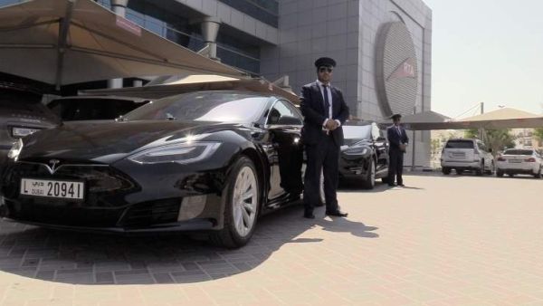 تم تشغيل خمسين سيارة كهربائية من طراز تيسلا منذ سبتمبر 2017 – 25 منها سيدان نموذج S والباقي هي سيارات دفع رباعي نموذج X تم تشغيل خمسين سيارة كهربائية من طراز تيسلا منذ سبتمبر 2017 – 25 منها سيدان نموذج S والباقي هي سيارات دفع رباعي نموذج X