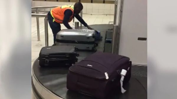 عامل مطار يحظى بشعبية على الإنترنت