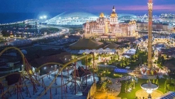تقع المدينة في الاتجاه الجنوب الشرقي من مدينة كراسنودار مركز إقليم كراسنودار وتمتد حوالي 150 كم على ساحل البحر