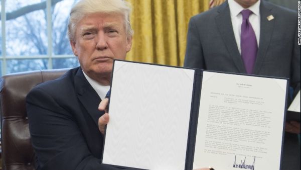 وقّع الرئيس الأمريكي ترامب حظراً على دخول كل المواطنين من عدد من الدول العربية التي تشمل السودان، سوريا، العراق، ليبيا، الصومال، اليمن بالإضافة إلى إيران لمدة 90 يوما