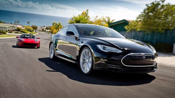 ستحمل السيارة الجديدة اسم تسلا موديل 3 - Tesla Model 3، ومن المتوقع أن يتم إطلاقها في حفل خاص سيقام في كاليفورنيا الجنوبية بتاريخ 31 مارس الجاري إن شاء الله