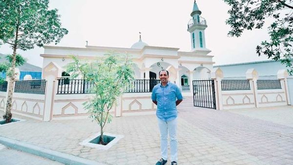 رجل أعمال مسيحي في الإمارات يهدي عُمّاله مسجداً بمناسبة رمضان