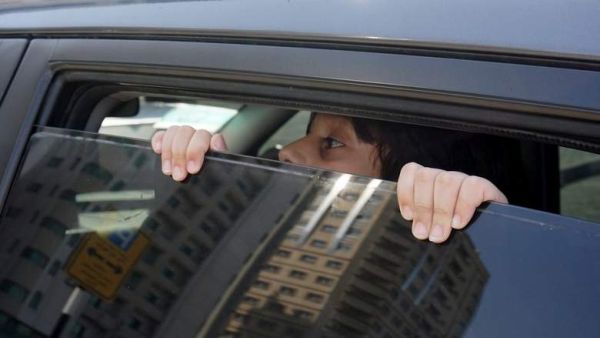 يجب على الآباء ألا يتركوا أطفالهم داخل السيارات المقفلة ولو لمدة دقيقة واحدة، لأن ذلك قد يؤدي إلى الموت