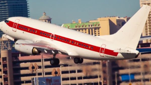 تمتاز طائرات “جانيت إيرلاينز” وهي من طراز “بوينغ 737” بخط أحمر في الخارج على طول النوافذ ولا تحمل اسم أي شركة
