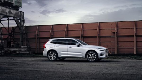 فولفو تكشف عن XC60 بوليستار بقوة 421 حصان