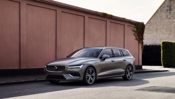 فولفو تكشف رسمياً عن V60 الجديدة
