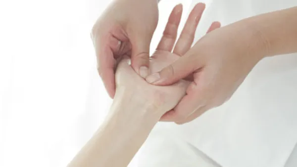 دلكي العضلة الموجودة تحت إصبع إبهامك لتقضي على التوتر

