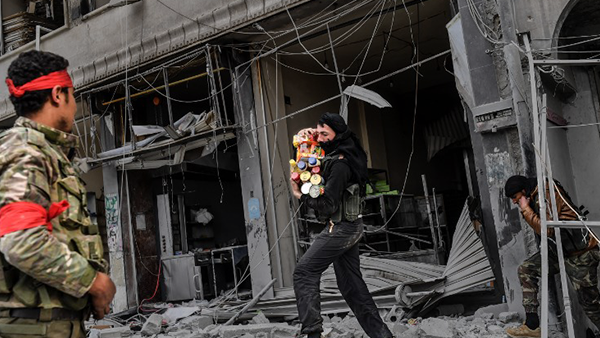 Turkish-backed forces looting from shops inside Afrin (Rami Khoury/Al Bawaba/AFP)