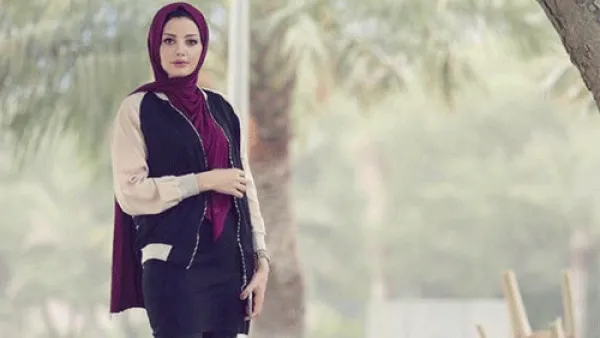 تمتلك غالية بوزعكوك ذوقاً شبابياً مميزاً في ارتداء أزياء الحجاب
