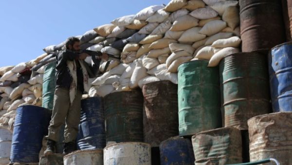 مقاتل من المعارضة في منطقة الغوطة قرب دمشق
