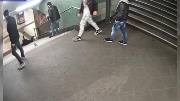 فيديو: القبض على مشتبه به في حادث ركل فتاة على الدرج ببرلين