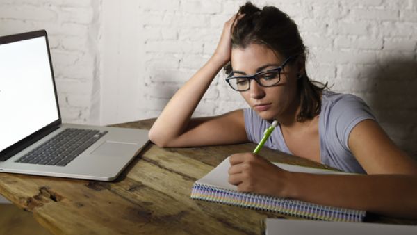 قراءة التعليمات والأسئلة بدقة وبتأن يساعد في فهم المطلوب
