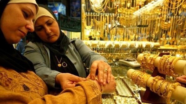 سيدتان أمام إحدى محال الصاغة