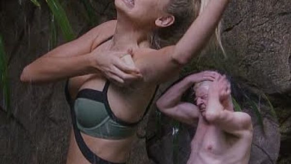 جورجيا توفولو تستحم بالعراء