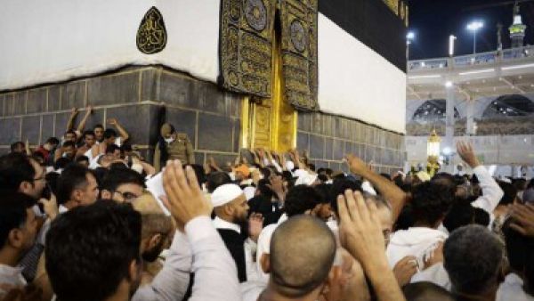 الحجاج يصلون إلى منى استعدادا للوقوف في جبل عرفات