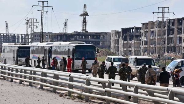 استئناف إجلاء سكان بلدات سورية محاصرة بعد 48 ساعة من التأخير
