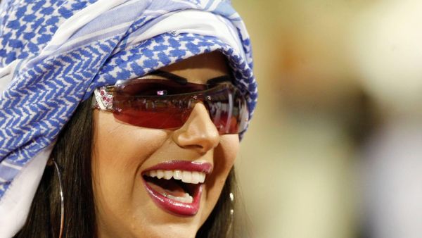 حليمة بولند تبكي على الهواء بسبب عملية تجميل لزهرة عرفات