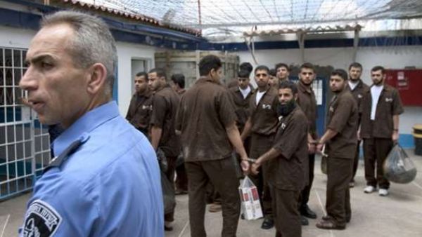 تعتقل إسرائيل 1200 فلسطيني في سجن عوفر، غربي رام الله، وسط الضفة الغربية