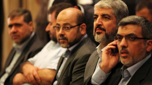 خالد مشعل (وسط)