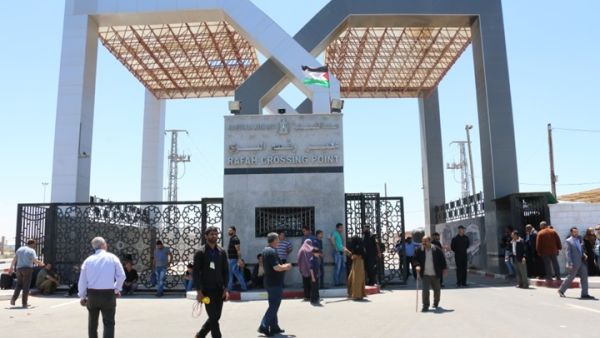 رفضت معظم الفصائل الفلسطينية في غزة قرار السلطة واعتبرته أمرا يعمّق الانقسام، و"مرفوض"