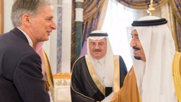وزير الخارجية البريطاني فيليب هاموند خلال لقائه مع العاهل السعودي