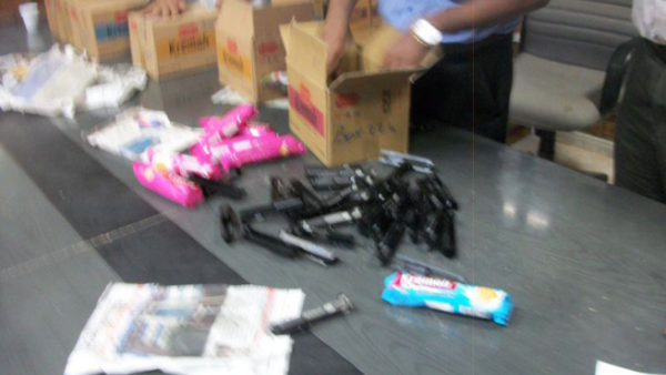 Plan to smuggle ammo in biscuit boxes was crumbled by customs authorities (Photo: Facebook.com/aden.city)