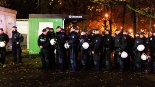 عناصر من قوات الشرطة الألمانية خارج ملعب في هانوفر
