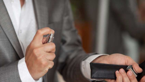 دائماً ما ينصح خبراء الموضة الرجال برش العطر مباشرةً بعد الاستحمام
