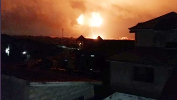 طلبت السلطات من السكان تجنب المرور في الحي طالما ان الحريق لم يخمد 